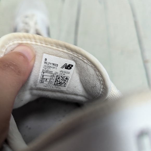 New Balance 311 tennis shoes - Picture 7 of 8